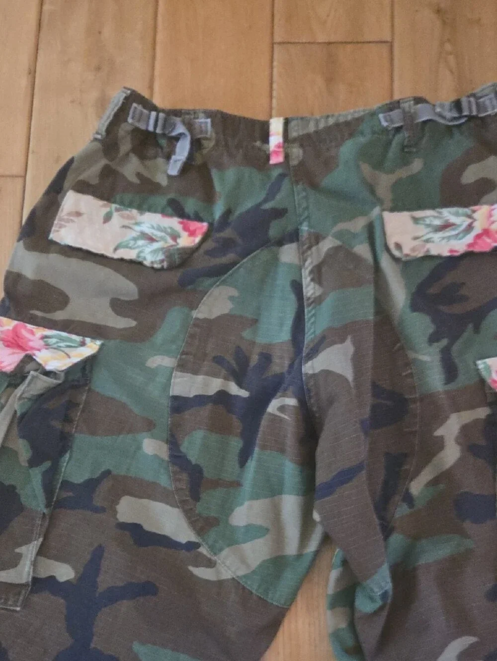 Riley Camo Cargo Pants with Floral Patch Accents - Green .. So 🔥 - Picture 7 of 10